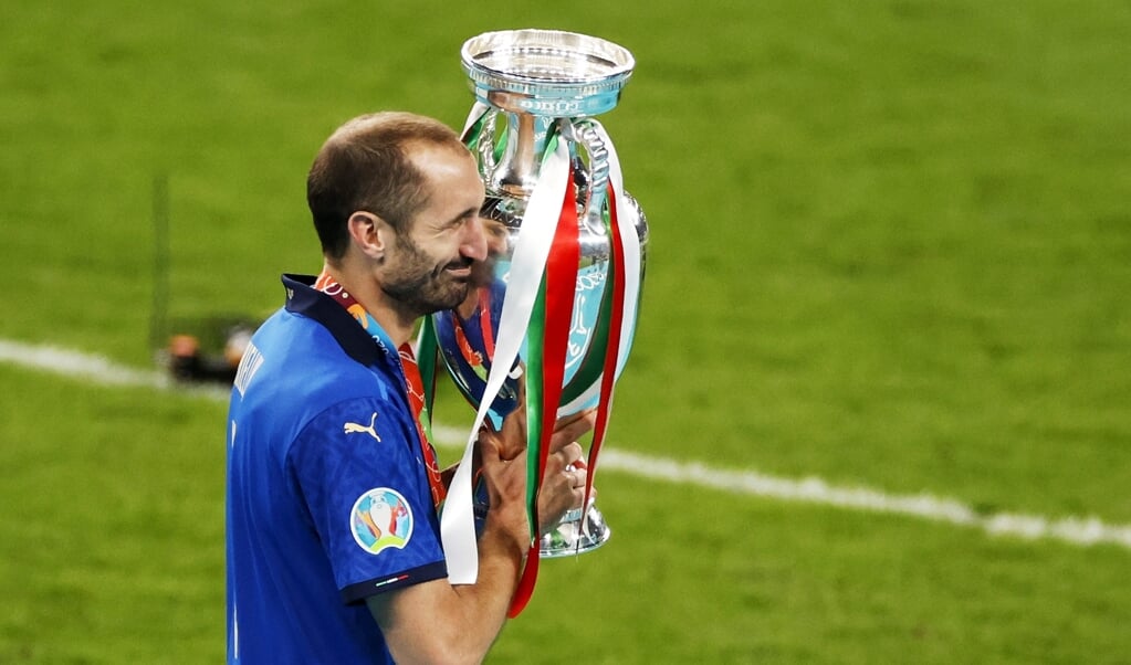Altijd zie je Giorgio Chiellini glunderen. Beeld: Chiellini na de EK-winst van Italië op Engeland afgelopen zondag. (beeld epa / John Sibley)