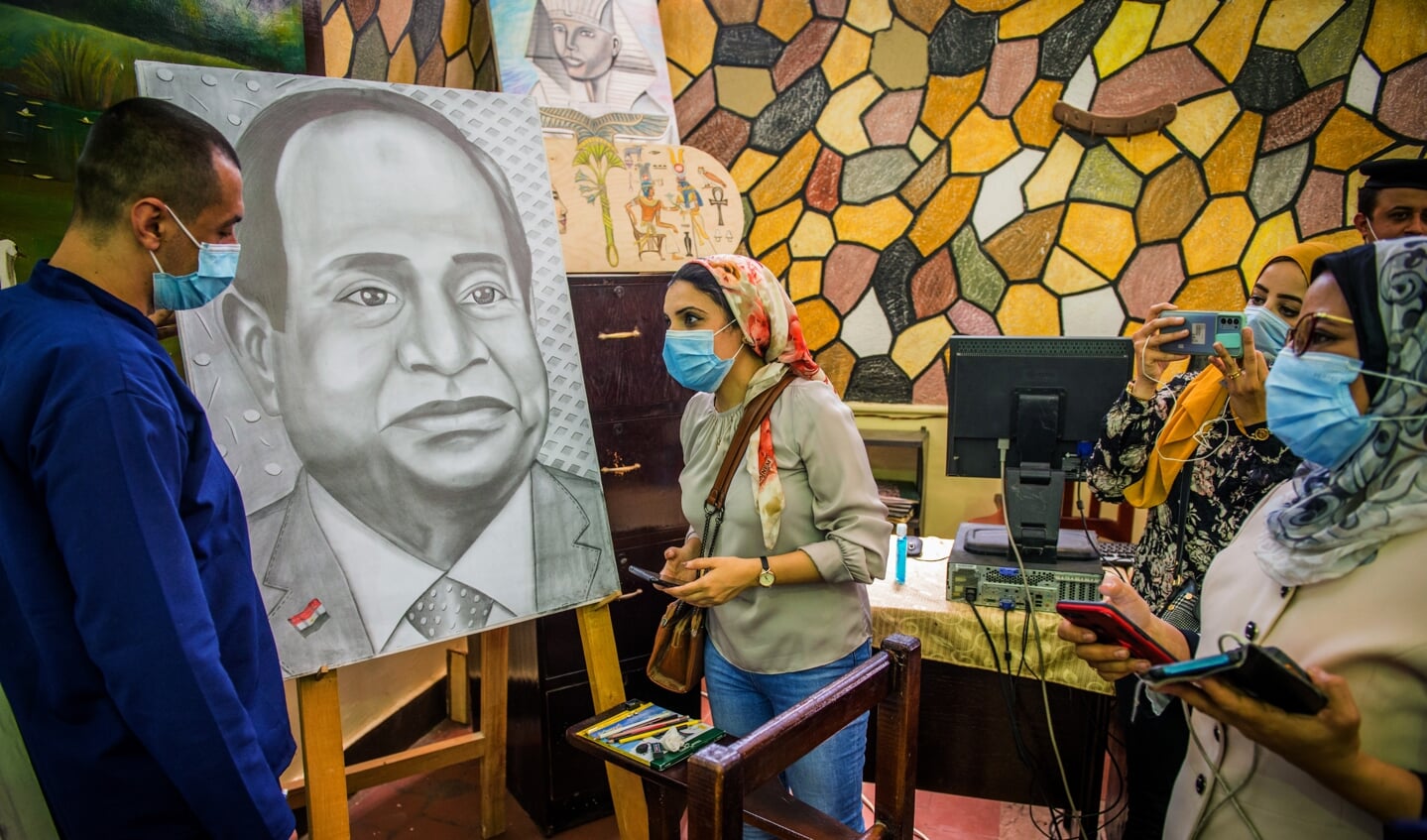 De recreatie- en knutselafdeling, waar een gevangene werkt aan een potloodtekening van president al-Sisi.