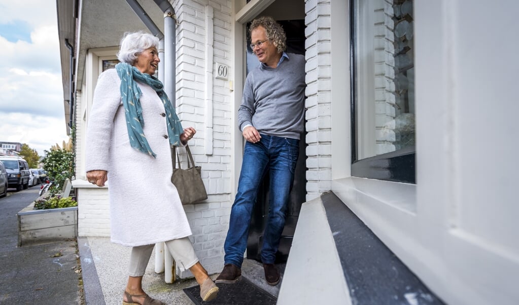 Nederlanders moeten zichzelf en hun begroetingsvormen opnieuw uitvinden na coronatijd. (beeld anp / Lex van Lieshout)