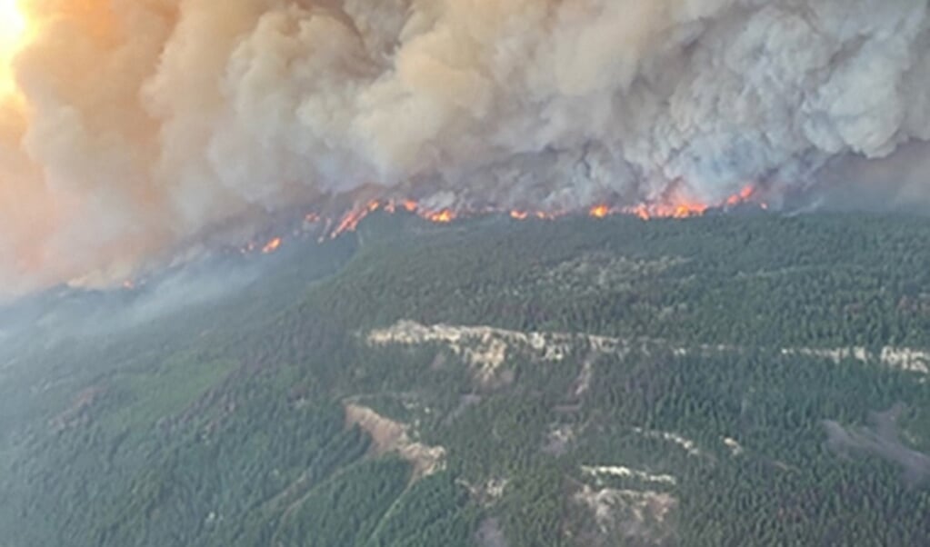 Boeren in Sierra Leone, de inwoners van Lytton in Canada (beeld) en mensen uit Limburg hebben met elkaar gemeen dat klimaatverandering hen raakt. (beeld afp / BC Wildfire Service )