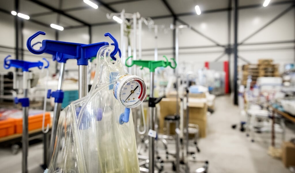 Inboedel van de failliete IJsselmeerziekenhuizen in de hal van veilinghuis Troostwijk. (beeld anp / Koen van Weel)