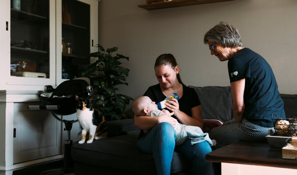 Twee keer per maand komt verpleegkundige Marianne van Dijk langs bij Daniëlle van Middendorp, die een halfjaar geleden is bevallen van dochter Chloe. (beeld Rebecca Fertinel)