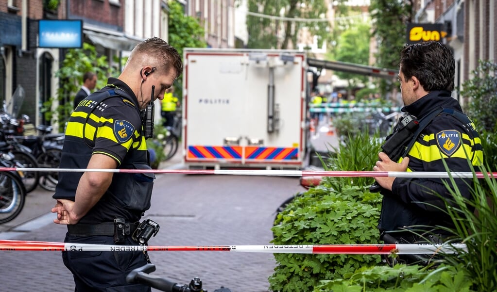 Snel na de schietpartij arriveren politie en ambulance. De Vries wordt op straat gereanimeerd en daarna in de ambulance naar het VUMC-ziekenhuis in Amsterdam-Zuid gebracht. (beeld anp / Evert Elzinga)