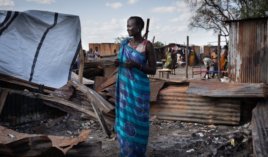 De winkel van deze vrouw in Gumuruk werd in juni door gewapende jonge rebellen verwoest. (beeld afp / Simon Wohlfahrt)