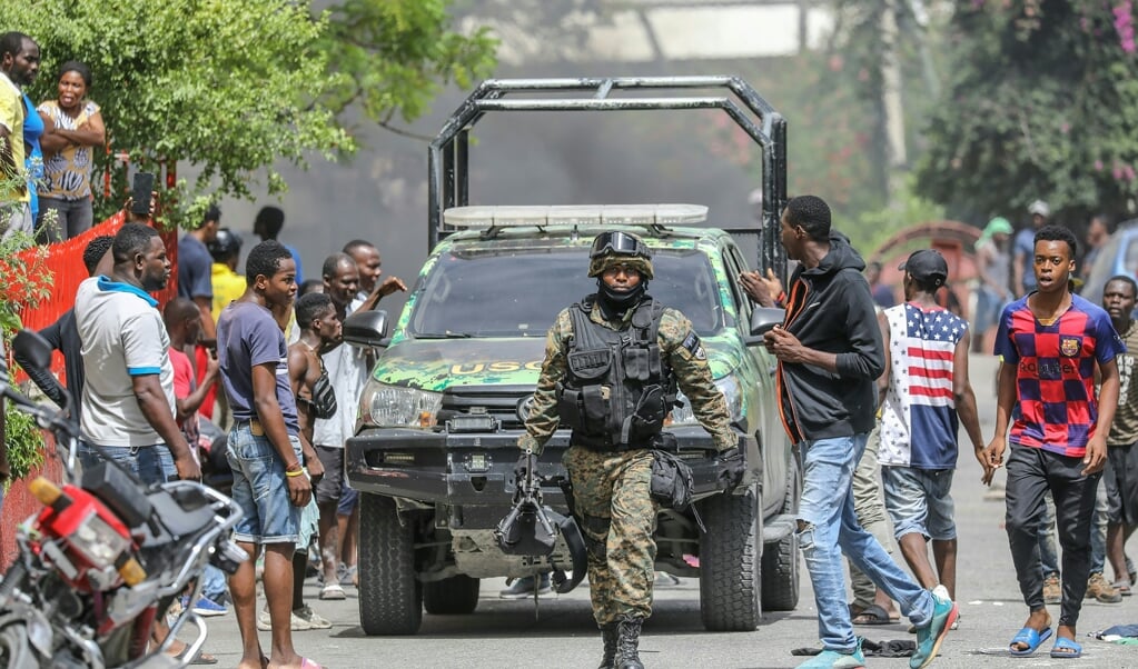 Haïtianen komen op het politiebureau in de stad Pétionville af, waar vorige week de arrestanten van de moord op de president naartoe werden gebracht. (beeld afp / Valerie Baeriswyl)