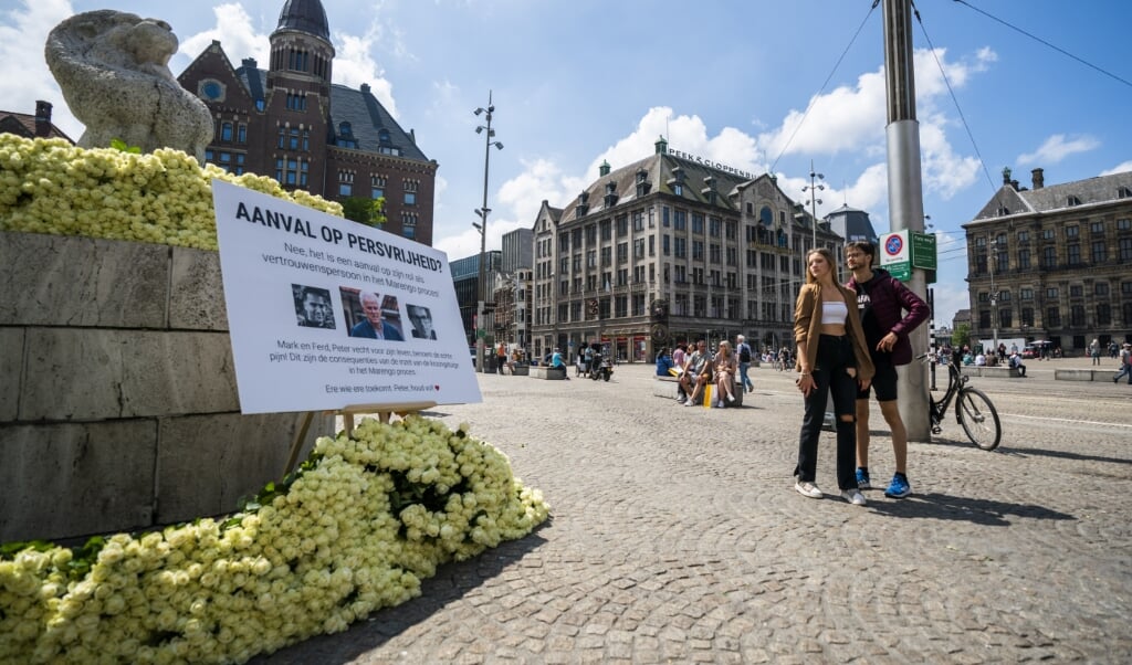 Witte rozen bij het Nationaal Monument op de Dam als steunbetuiging voor Peter R. de Vries. (beeld anp / Jeroen Jumelet)
