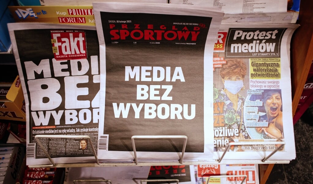 'Media zonder keuze', kopt deze Poolse krant kritisch.  (beeld epa / Albert Zawada)