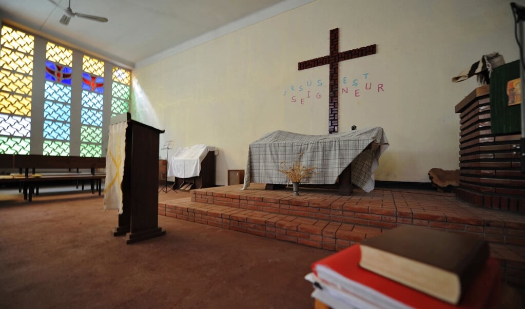'Jezus is Heer', staat er rond het kruis in het protestantse kerkje in de Algerijnse hoofdstad Algiers. De protestanten in het Noord-Afrikaanse land hebben een kerkje teruggekregen, maar veel meer worden er gesloten. (beeld afp / Fayez Nureldine)