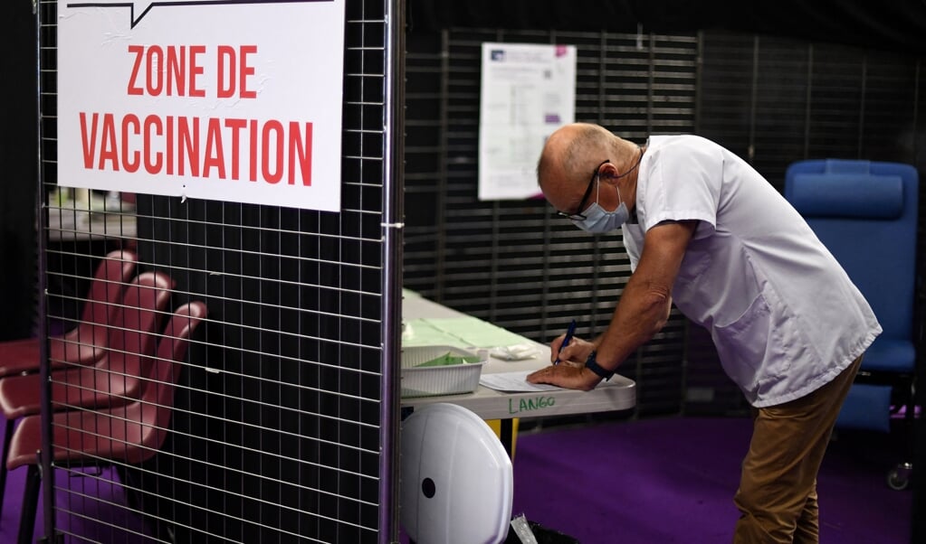 Een vaccinatiecentrum in Garlan, het westen van Frankrijk. Toebes: 'De groep 'weigeraars' is in Frankrijk veel groter.'   (beeld afp / Fred Tanneau)