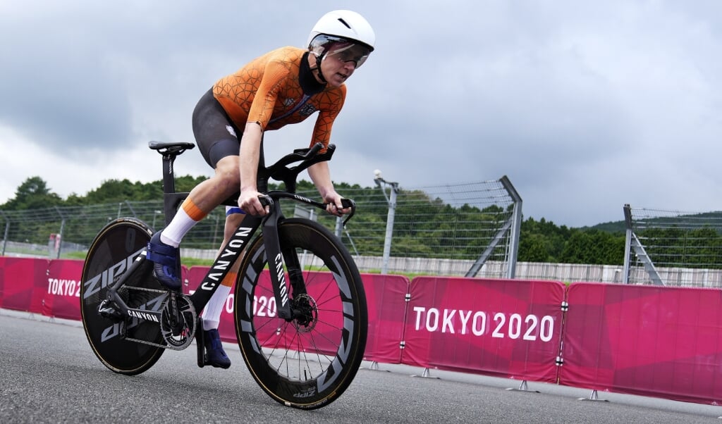 2021-07-28 12:31:27 epa09372462 Annemiek van Vleuten of the Netherlands on her way winning gold in the Women's Road Cycling Time Trial at the Tokyo 2020 Olympic Games at the Fuji International Speedway in Oyama, Japan, 28 July 2021. EPA/CHRISTOPHER JUE (beeld Epa/christopher jue)