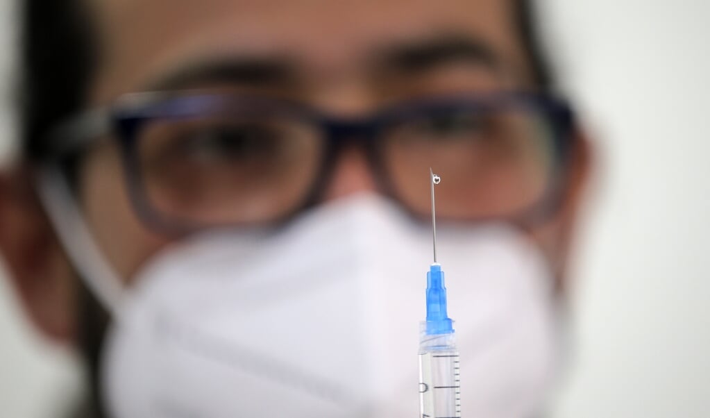 Een vergaande maatregel als verplichte vaccinatie bij volwassenen kan in principe worden gerechtvaardigd met het beroep op de noodzaak tot maatschappelijke solidariteit. Het Europese Mensenrechtenhof heeft dat bevestigd. (beeld Javier Torres / afp)