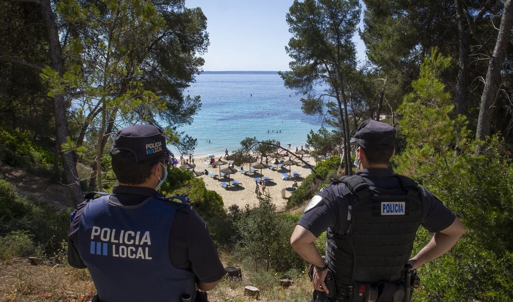 Spaanse politie op Mallorca. Op het eiland werd vorige week een 27-jarige Nederlander dodelijk mishandeld. (beeld afp / Jaime Reina )