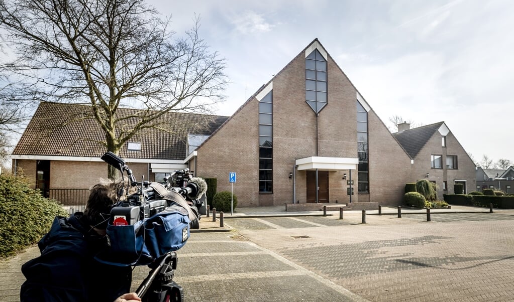 Toen de Sionkerk op Urk het in maart toestond dat alle leden weer naar de kerkdienst mochten komen, trok dat veel aandacht van de pers. Twee mannen die verslaggevers aanvielen, zijn vrijdag veroordeeld tot taakstraffen. (beeld anp)