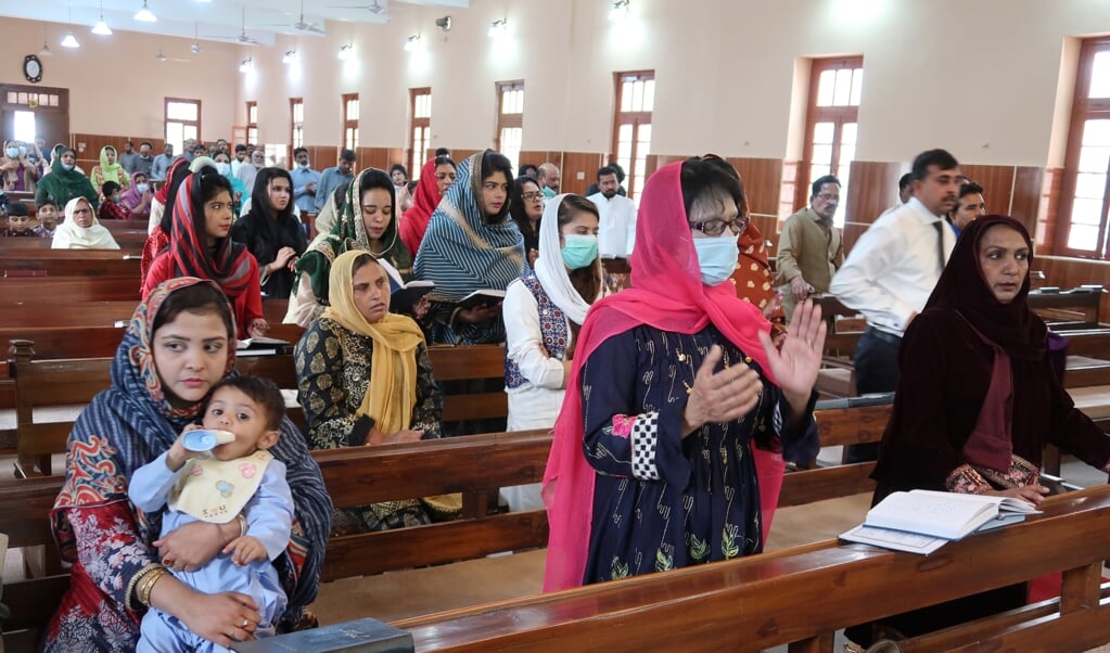 Christenen bidden in een kerk in Quetta, Pakistan, in april. Officieel is 1,6 procent van de inwoners van Pakistan christelijk. (beeld epa / Fayyaz Ahmad)
