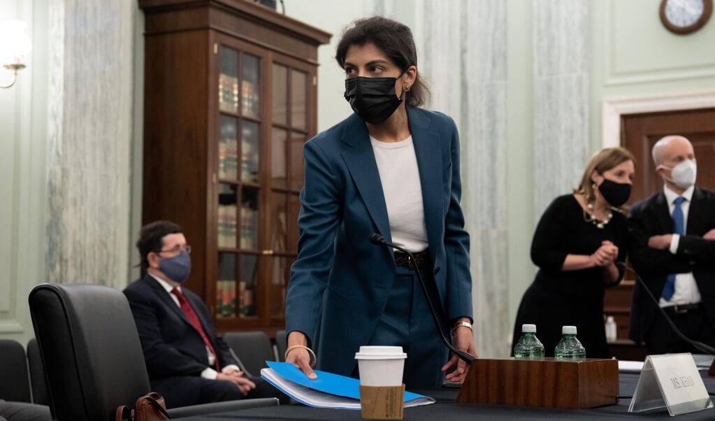 Hipster, activist of redder van de democratie, Lina Khan heeft een stevige reputatie. (beeld afp / Saul Loeb)