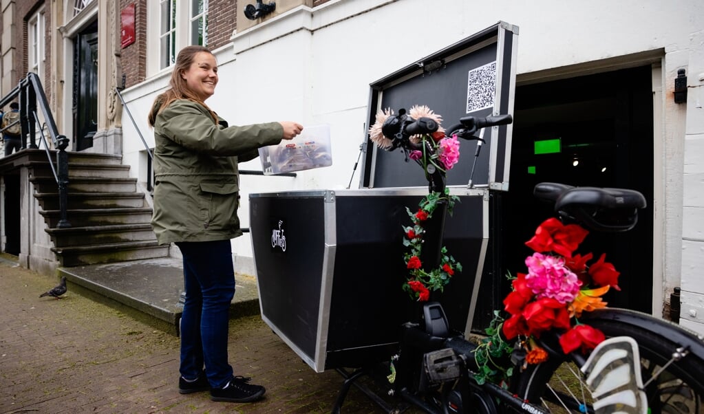 Deze serie gaat over pastoraat op bijzondere plekken. Hanna Wapenaar is straatpastor in Amsterdam. (beeld Leonard Walpot)
