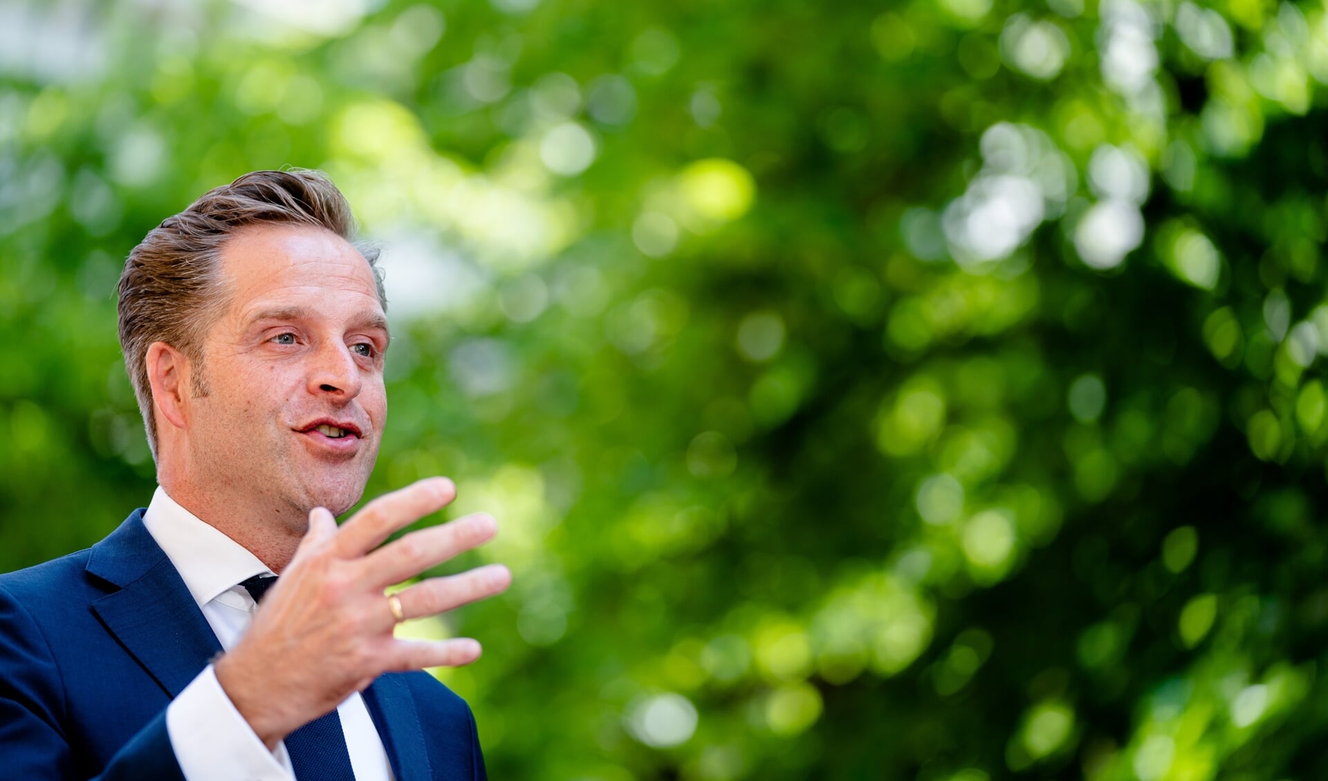 Demissionair Minister Hugo de Jonge: 'Los van mijn ministerschap, ben ik ook gewoon inwoner van Rotterdam-Zuid en vader van twee kinderen. Ik zie welke gigantische schade dat nare virus in anderhalf jaar heeft aangericht. Er is één manier om dit virus de pas af te snijden, en dat is vaccinatie.'