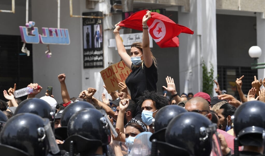 Onlusten in de straten van Tunis. De betogers zijn woedend dat president Saied de macht naar zich toetrekt. (beeld afp / Fethi Belaid)