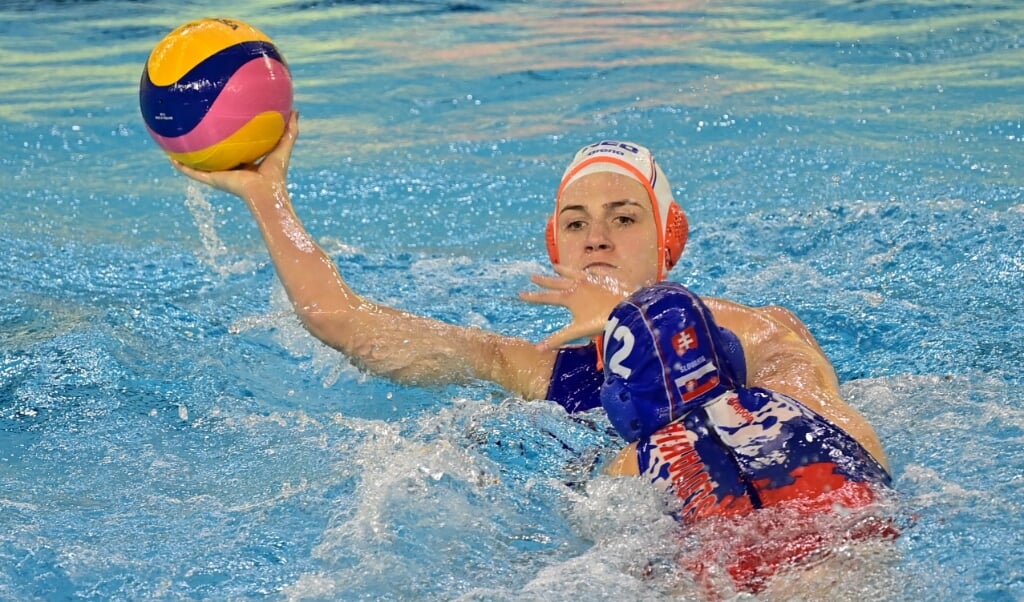 2021-01-19 18:04:37 Dutch wing Maud Megens (L) challenges with Slovakia's centre forward Katarina Kissova during the Fina women's Water Polo Olympic games qualification tournament 2021 between Netherlands and Slovakia at the Italian Swimming Federation's Aquatic center Bruno Bianchi, in Trieste on January 19, 2021.
Miguel MEDINA / AFP (beeld Italian Swimming Federation's Aquatic Center Bruno Bianchi, in Trieste on January 19, 2021.
miguel Medina / afp)