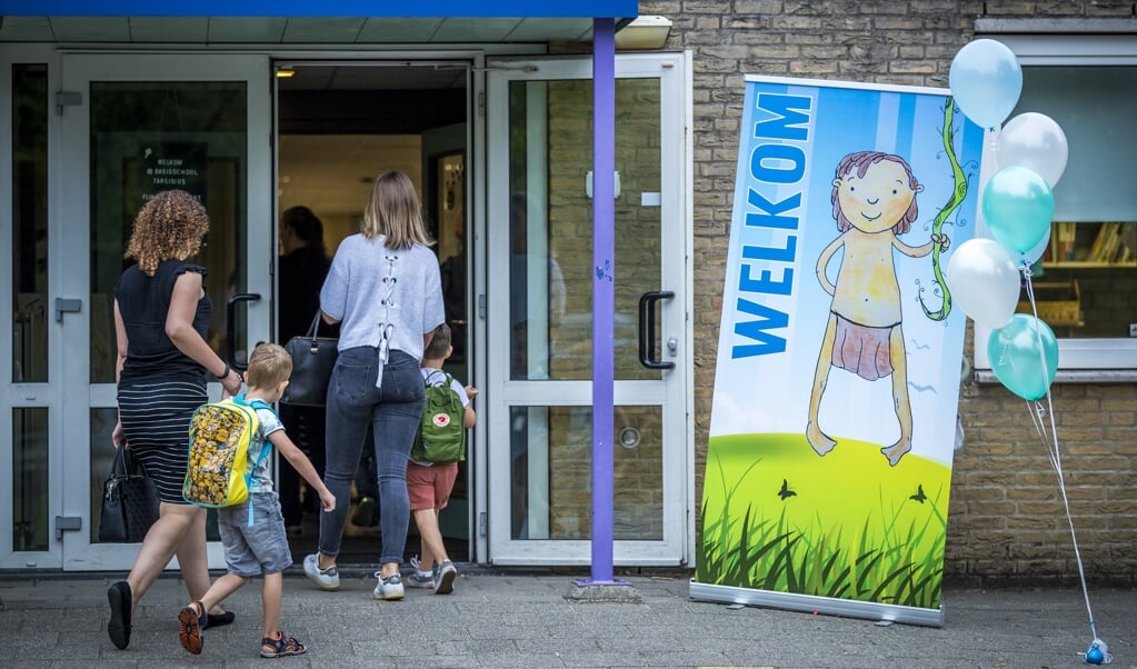 Ouders (die bijvoorbeeld nog even iets aan de leerkracht willen vragen of meedelen) ’s ochtends in de school en het klaslokaal veroorzaken vaak onrust. (beeld anp / Marcel van Hoorn)