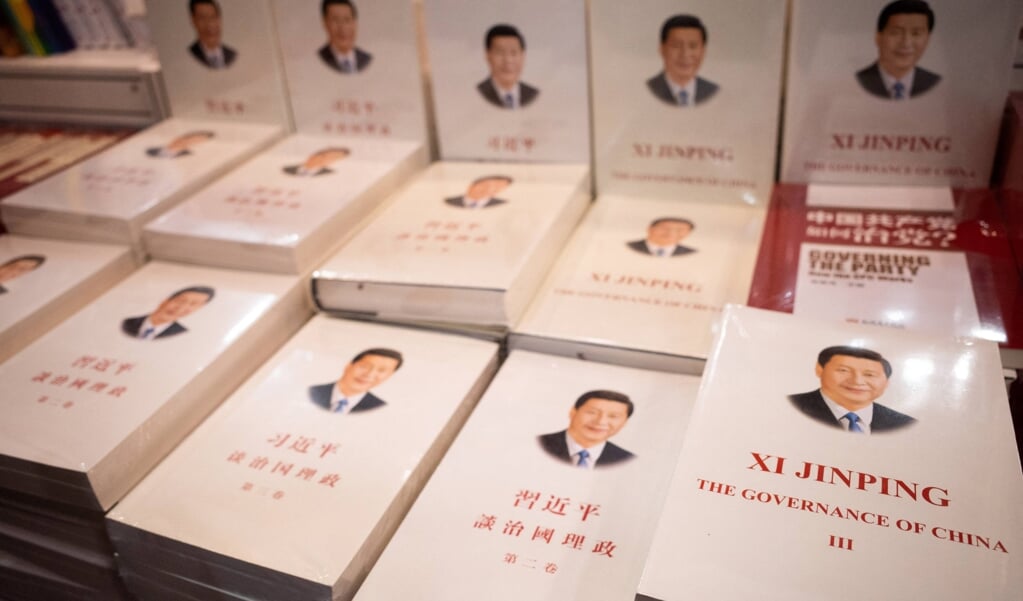 'Het Bestuur van China' van president, partijbaas en opperbevelhebber Xi Jinping is tegenwoordig ook verplichte kost in Hongkong. (beeld afp / Bertha Wang)