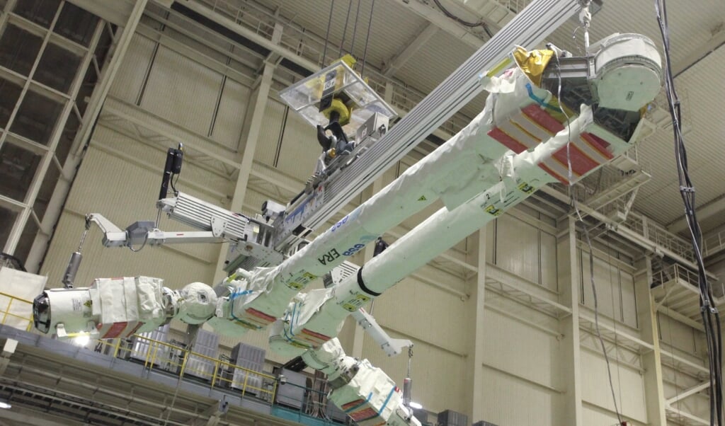 2021-07-21 12:17:20 This undated handout photograph released by the Russian Space Agency Roscosmos on July 21, 2021, shows the Dutch European Robotic Arm is lifted to instal on the Russian Multipurpose Laboratory Module