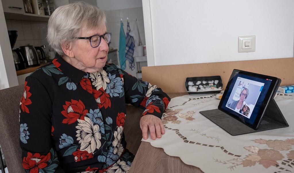 De 82-jarige Riet van Oorschot heeft wekelijks een online-gesprek met haar welzijns- en leefstijlcoach. (beeld Dirk-Jan Gjeltema)