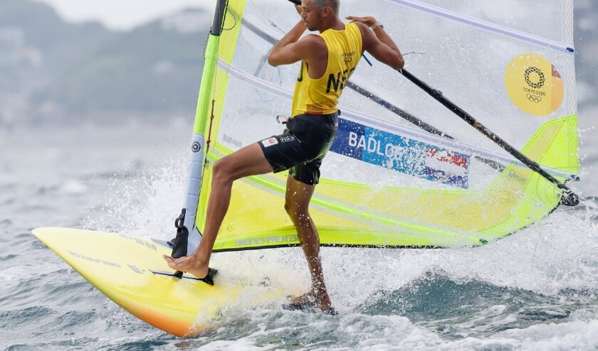 2021-07-29 14:48:11 epa09375969 Kiran Badloe of Netherlands competes in the Men's RS:X Windsurfing race during the Sailing events of the Tokyo 2020 Olympic Games in Enoshima, Japan, 29 July 2021. EPA/CJ GUNTHER (beeld Epa/cj Gunther)