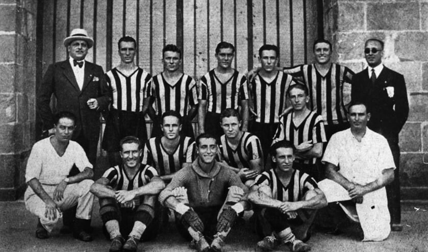 1932-1933: Weisz (links, voorste rij) als trainer van Ambrosiana Inter Milaan.