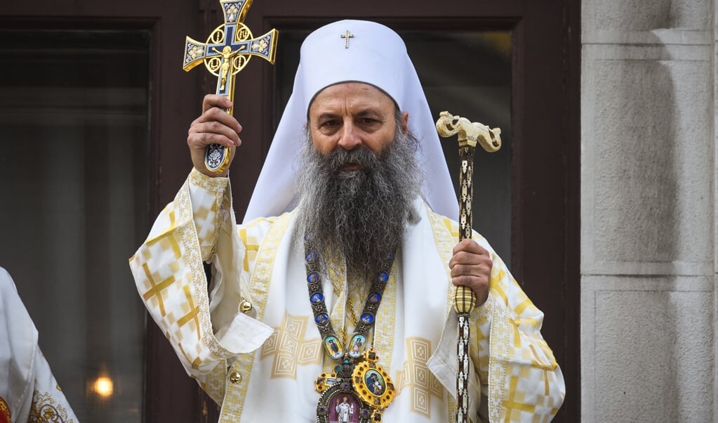De Servisch-orthodoxe patriarch Porfirije op een balkon na zijn verkiezing in februari. (beeld afp / Andrej Isakovic)