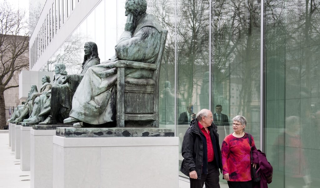 Albert Heringa en zijn partner bij het gebouw van de Hoge Raad in 2017. Heringa hielp zijn moeder een eind aan haar leven te maken, en kreeg zes maanden voorwaardelijke gevangenisstraf. (beeld anp / Olaf Kraak)