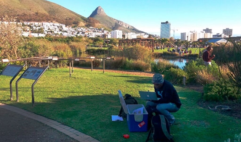 Professor Thulani P. Makhalanyane onderzoekt de bodem in een park in Kaapstad. (beeld Universiteit van Pretoria)