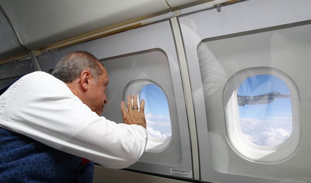 De Turkse president Erdogan reist in 2017 van Ankara naar Istanbul om de 'Dag van Democratie en Nationale Eenheid' bij te wonen, terwijl hij zwaait naar gevechtsvliegtuigen. De foto werd door het presidentiële bureau verspreid.  (beeld afp / Kayhan Ozer)