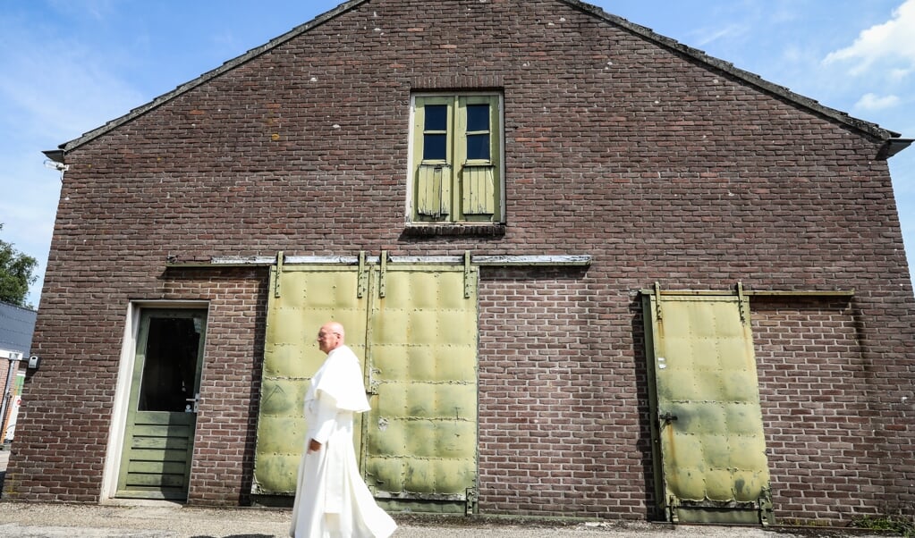 Abt Denis Hendrickx bij de werkplaats van de technische dienst van de abdij van Berne. (beeld Maarten Boersema)
