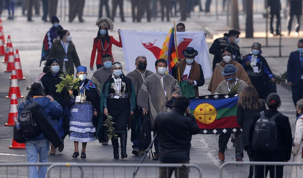 Nieuwe, inheemse leden van de Grondwetscommissie arriveren bij het parlementsgebouw. (beeld afp / Javier Torres)
