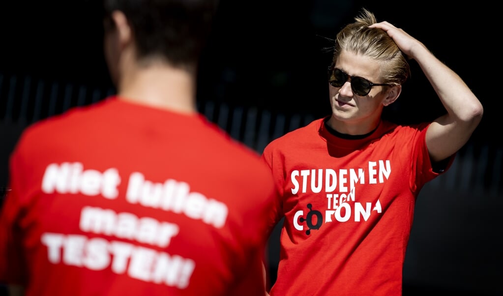Een campagne om Rotterdamse studenten te wijzen op de coronamaatregelen in augustus 2020. (beeld anp / Koen van Weel)