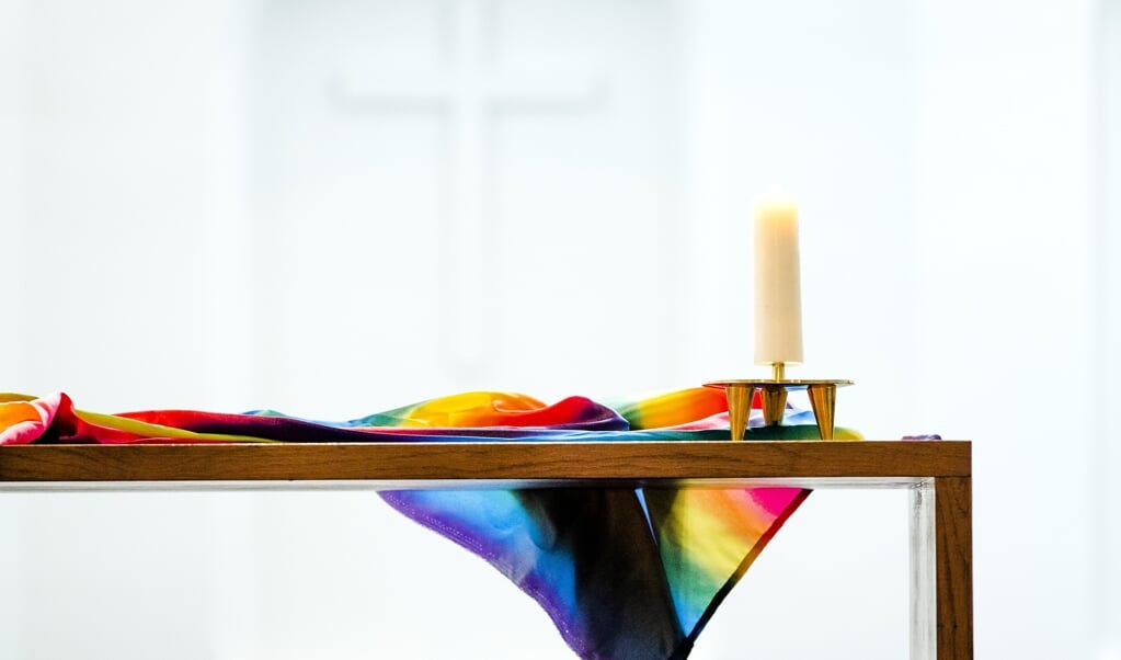 Gelovige jongeren ervaren een grote tegenstelling tussen bijbelteksten over liefde en de manier waarop ‘hun’ kerk omgaat met lhbti’ers. (beeld anp / Remko de Waal)