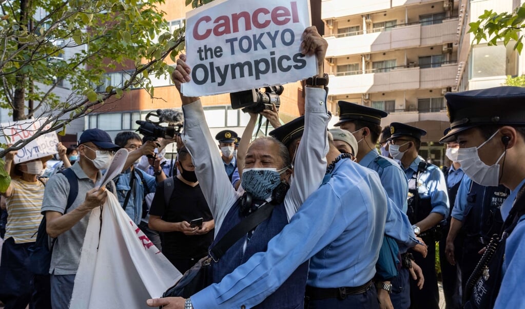 Japanners demonstreerden zaterdag bij het hotel van IOC-voorzitter Thomas Bach tegen de Olympische Spelen in hun land. (beeld afp / Yuki Iwamura)