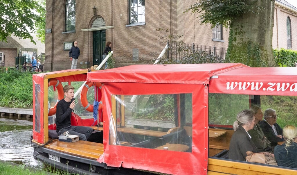 David Hoen: 'Tijdens de rondvaart vertel ik specifieke dingen over de plekken waar we langsvaren.' (beeld Niek Stam)