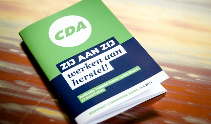 Het rapport van de commissie-Spies met de bevindingen over het CDA rondom de Tweede Kamerverkiezingen. (beeld anp / Sem van der Wal)