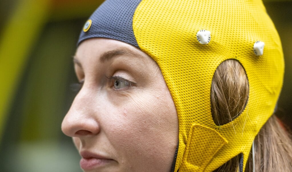 Neurotechnologieën, zoals dit EEG-apparaat om een herseninfarct mee op te sporen, maken verbinding tussen apparatuur en het zenuwstelsel mogelijk. (beeld anp / Evert Elzinga)