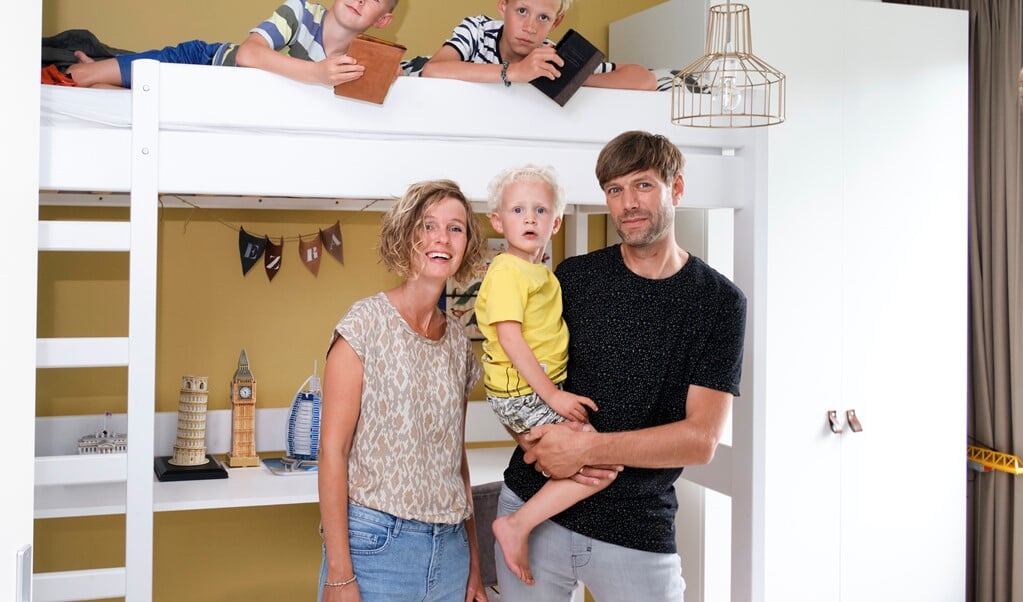 Suzanne en Arjen Paulusma en hun zonen Ezra (rechtsboven), Boas (linksboven) en David. (beeld Dick Vos)