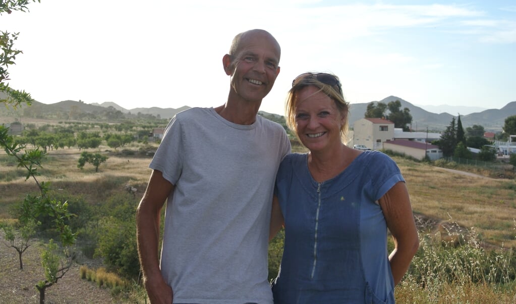 John en Saskia wonen vijf kilometer van de kust en aan de voet van een bergketen die is aangemerkt als beschermd natuurgebied. (beeld Nadine Folkers)