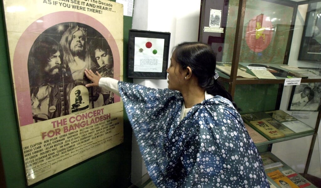 Een poster van het Concert For Bangladesh in het Liberation War Museum in Dhaka, de hoofdstad van Bangladesh. (beeld afp / Jewel Samad)
