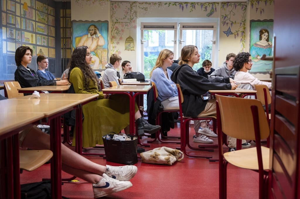 93 procent van de docenten vindt het beantwoorden van vragen van leerlingen belangrijk. (beeld anp / Evert Elzinga)