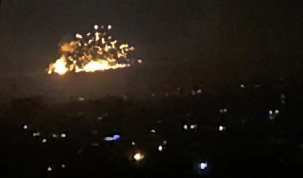 Israël heeft met oogluikende toestemming van Rusland in Syrië honderden aanvallen uitgevoerd op doelen van Iran en Hezbollah, zoals hier bij Damascus. (beeld afp)
