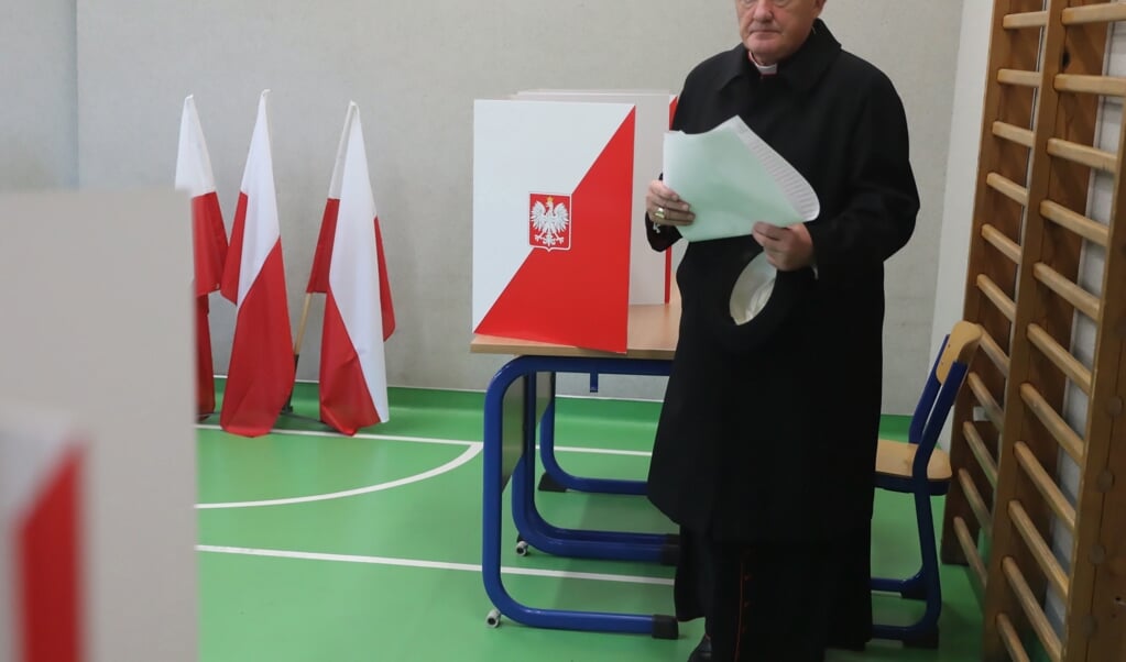 De Poolse kardinaal Kazimierz Nycz bracht op 13 oktober 2019 zijn stem uit tijdens de parlementsverkiezingen.   (beeld Epa / Tomasz Gzell )