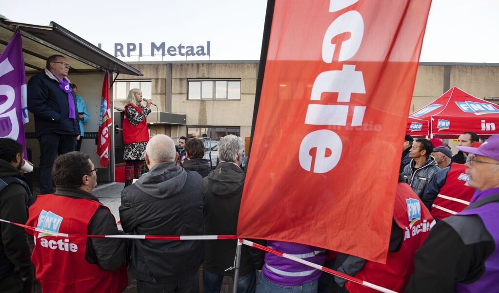 Roeriger tijden: een staking bij metaalbedrijven rond Rotterdam in 2018. Er werd toen maandenlang actie gevoerd voor een nieuwe metaal-cao. (beeld anp / Olaf Kraak)