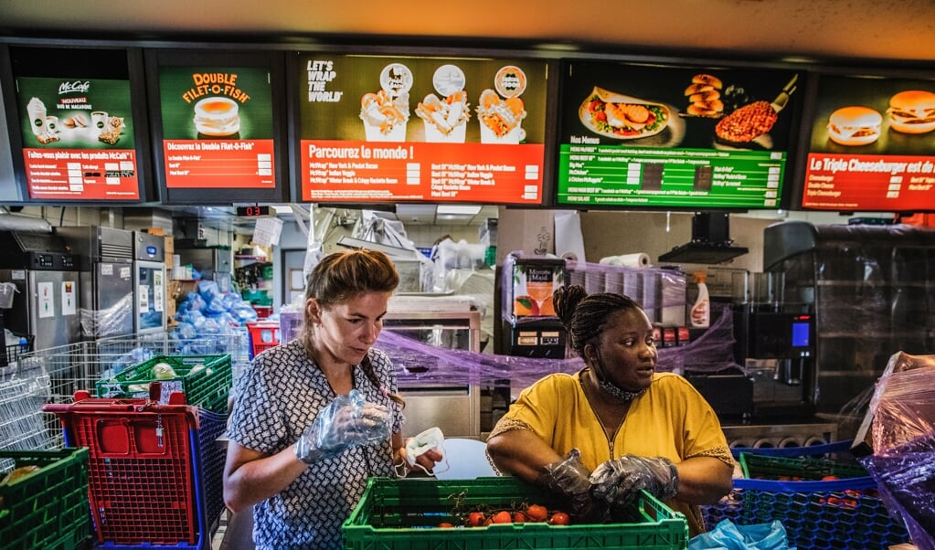 De hamburgers hebben plaatsgemaakt voor groente, fruit, olijfolie, melk, meel, pasta, chocoladekoekjes. (beeld Aurélie Geurts)