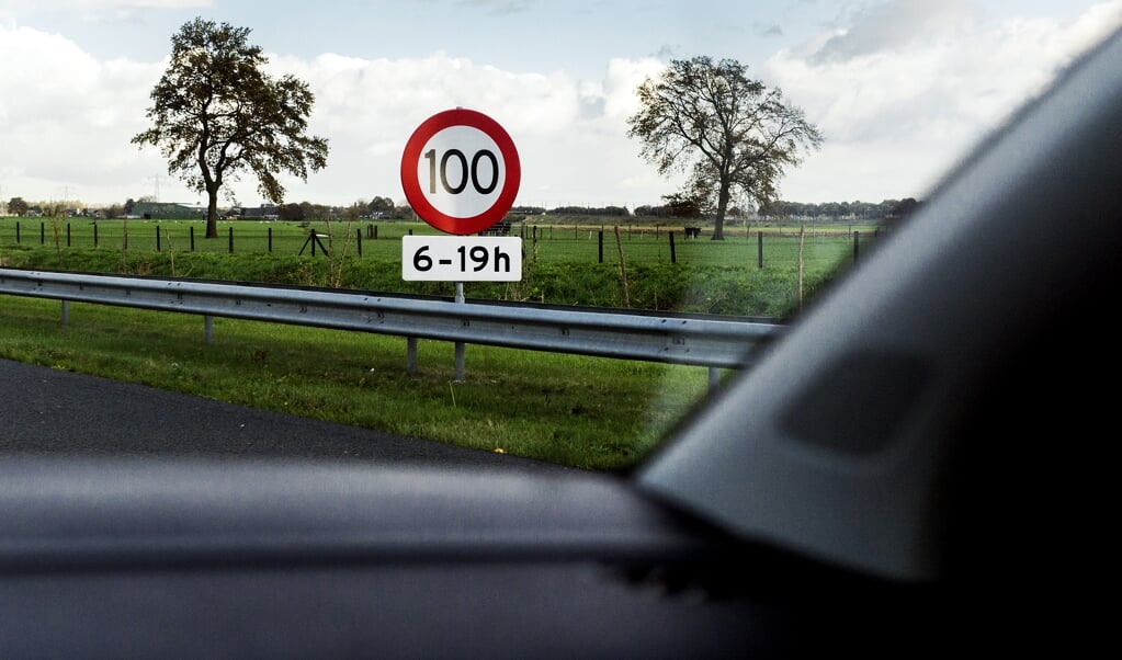 De maximumsnelheid op de snelweg ging in maart vorig jaar overdag overal terug naar honderd kilometer per uur. (beeld anp / Koen van Weel)